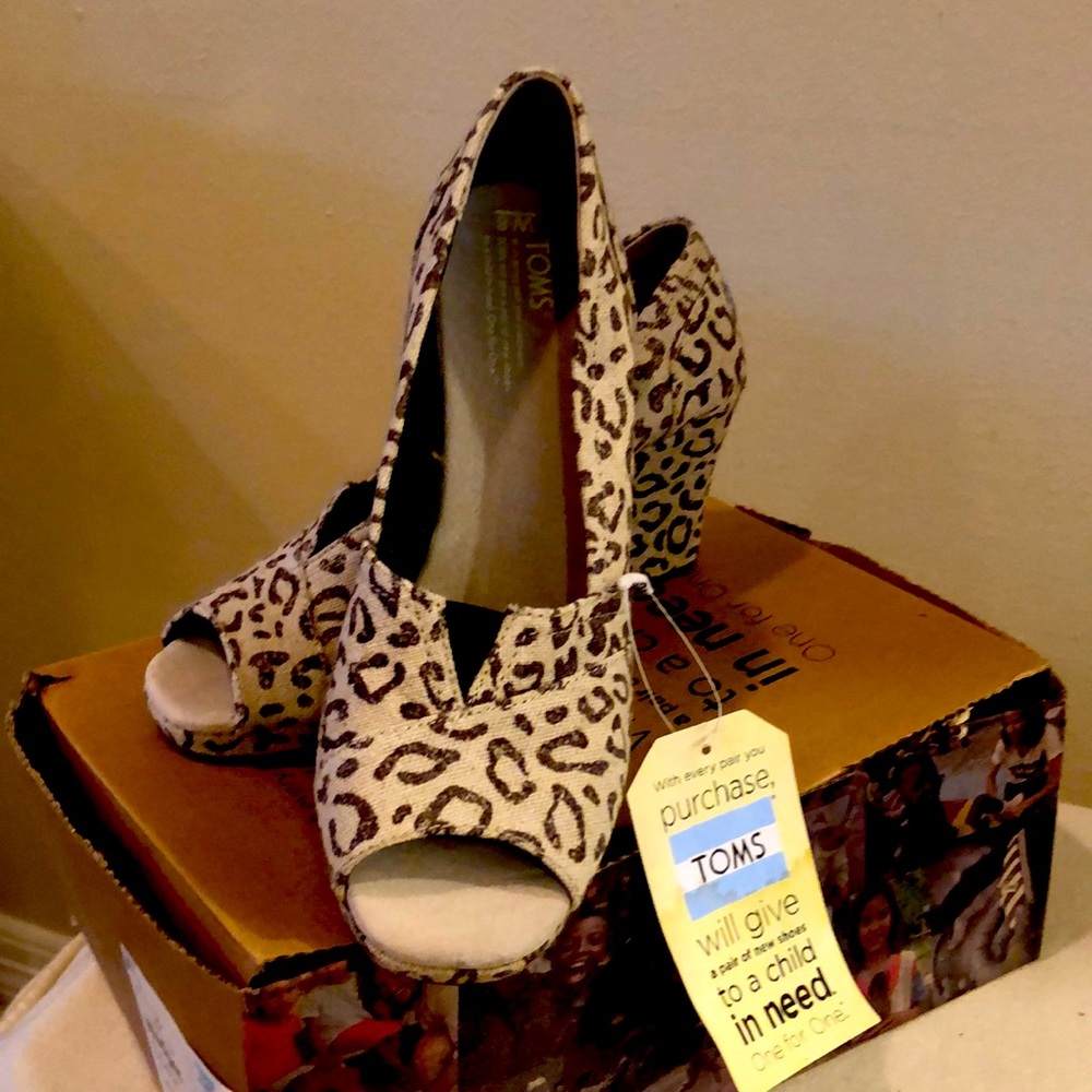Tom’s snow leopard wedges size 8